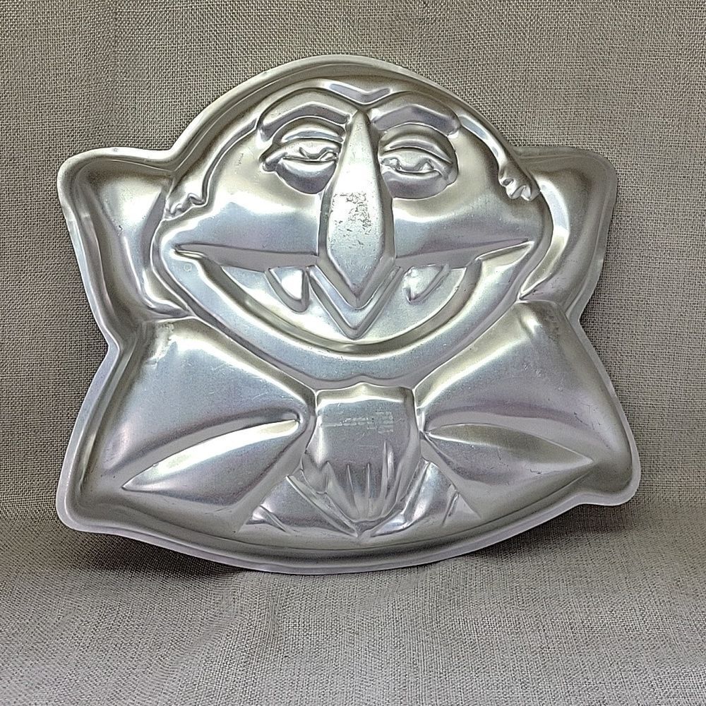 1977 WILTON COUNT‎ Dracula CAKE PAN 502-7431 Sesame Muppet Vintage Baking Tin
